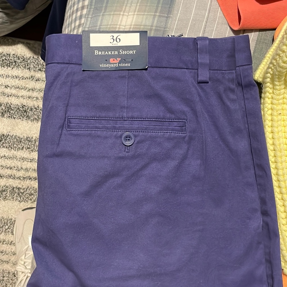 BRAND NEW! Men’s Vineyard Vines Breaker Shorts. Size 36 waist.
